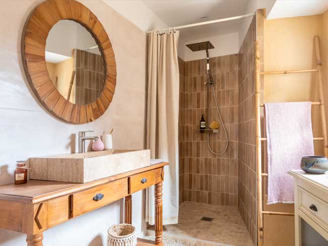 Salle de bain avec carrelage beige