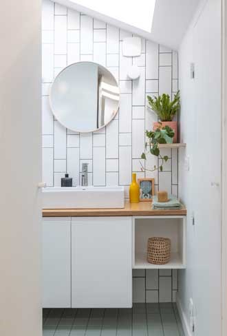 Salle de bain blanche avec Velux