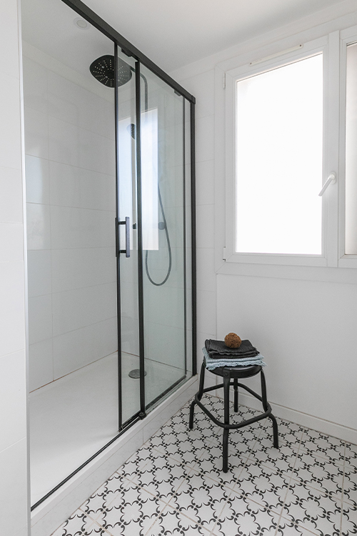 salle de douche blanche et noire carrelage carreaux de ciment et robinetterie noire