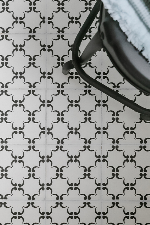 carrelage grès cérame imitation carreaux de ciment motifs noirs et blancs