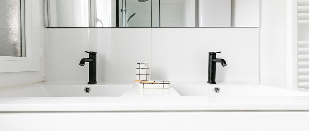 salle de bain blanche robinetterie noire