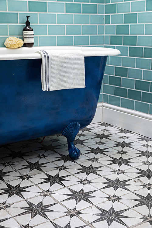 salle de bain rétro bleu carrelage carreaux de ciment motif étoile noire