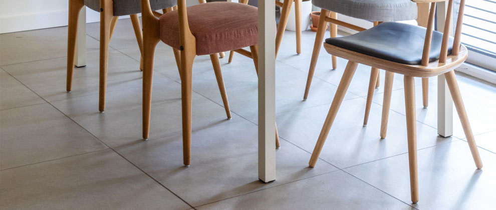 Zoom sur le carrelage gris