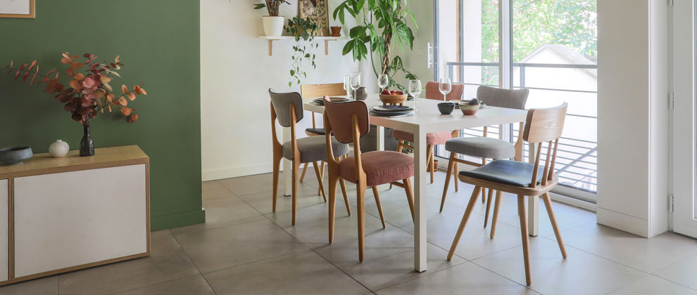 Salle à manger avec sol en carrelage gris