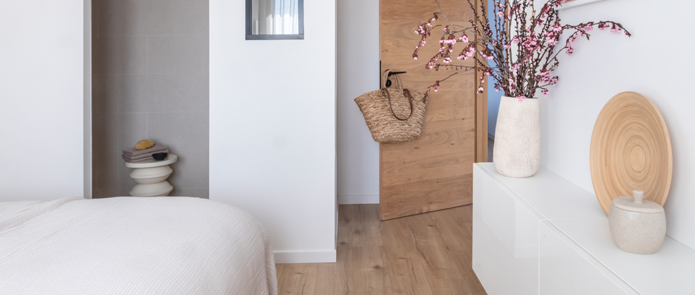 suite parentale blanche parquet chêne porte bois