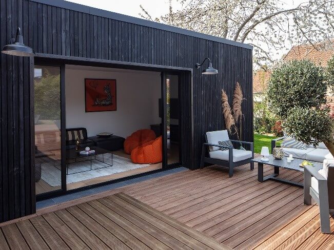 Terrasse avec lames de bois et bardage noir