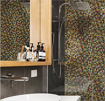 salle de bain avec mosaique colorée