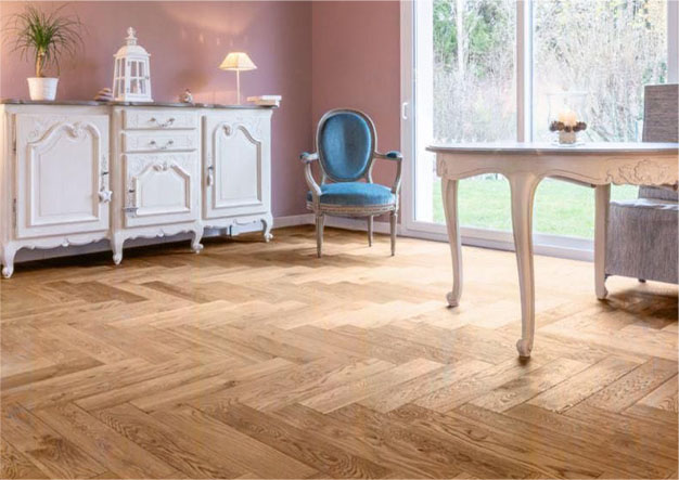 Parquet chevron dans une chambre