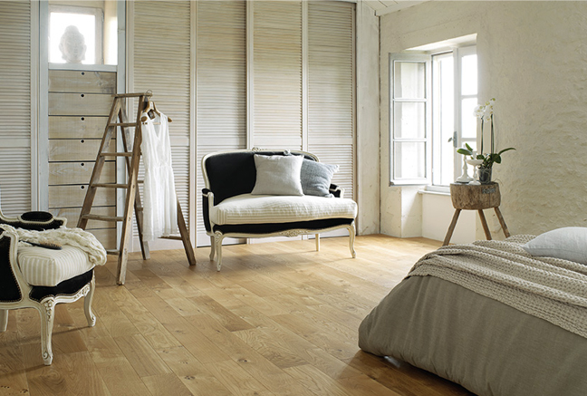 un parquet massif dans le salon