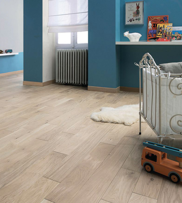 un parquet massif dans une chambre enfant