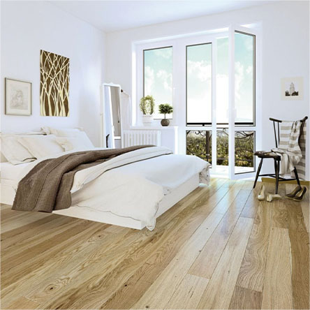 Parquet contrecollé en chêne naturel dans une chambre minimaliste