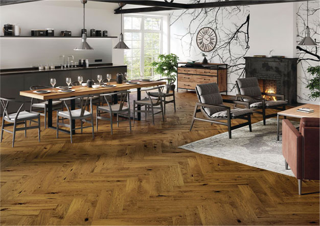 Parquet contrecollé en chêne brossé verni mat d’aspect foncé