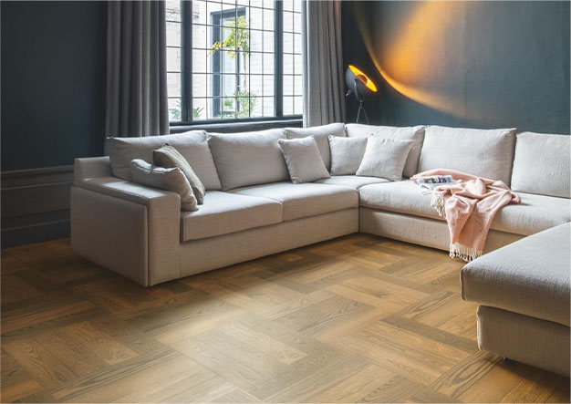 Salon avec parquet contrecollé chêne foncé