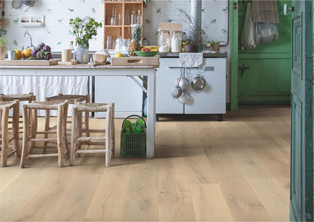 Cuisine campagnarde avec parquet contrecollé en chêne clair