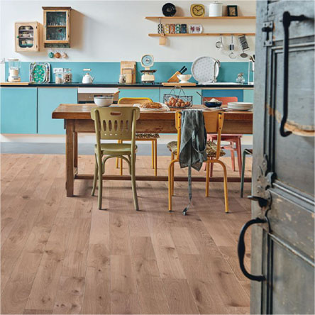 Parquet contrecollé en chêne noueux dans une cuisine vintage