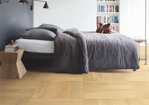 Chambre avec parquet contrecollé en chêne posé en carrés