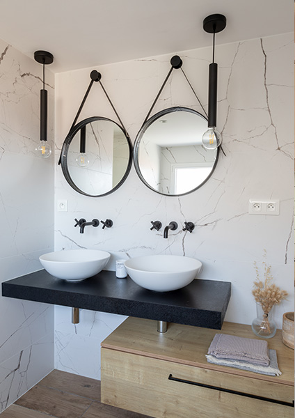 salle de bain mur effet marbre blanc