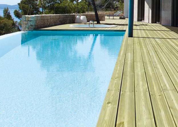 Terrasse en bois résineux autour d’une piscine