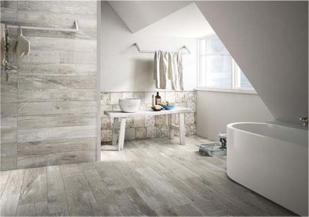 Carrelage imitation parquet dans une salle de bain sous combles