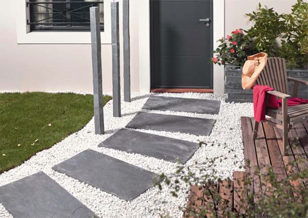 jardin avec chemin et piquets en ardoise