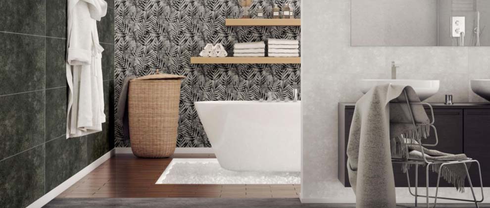 Pan de mur avec carrelage à motifs tropicaux dans une salle de bain