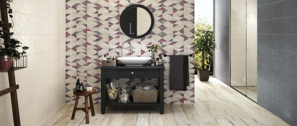 Salle de bain avec pan de mur en carrelage à motif origami