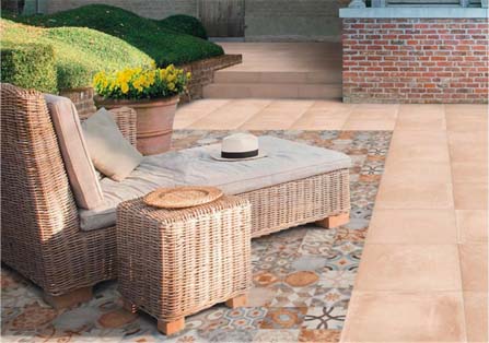 Terrasse avec carrelage tapis décor