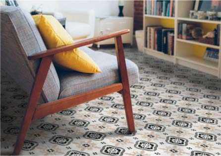 Salon avec carrelage effet carreaux de ciment à motifs