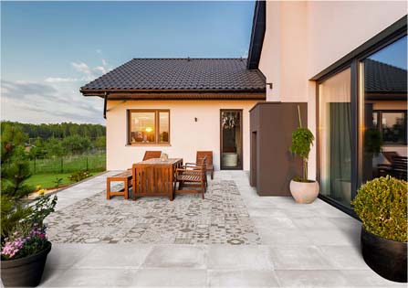 Terrasse avec tapis en carrelage effet carreaux de ciment