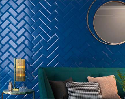 Coloré – carrelage métro bleu pose chevron dans un salon