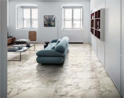 Carrelage aspect marbre grand format dans un salon